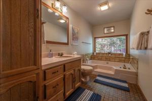 Koupelna v ubytování 3BR Tahoe Donner Cabin with HOA Perks like Pools Hot-Tub Minutes to Trails Lake Golf