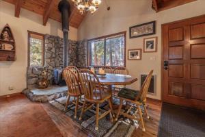 Posezení v ubytování 3BR Tahoe Donner Cabin with HOA Perks like Pools Hot-Tub Minutes to Trails Lake Golf
