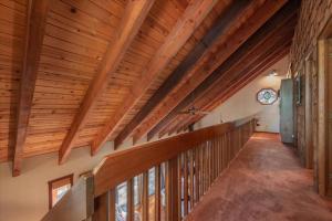 Fotografie z fotogalerie ubytování 3BR Tahoe Donner Cabin with HOA Perks like Pools Hot-Tub Minutes to Trails Lake Golf v destinaci Truckee
