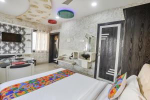 una camera con letto bianco e bagno di FabExpress Greenland Classic a Bhubaneshwar