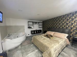 um quarto com uma cama e uma banheira e uma cama sidx sidx sidx em B&b Vittoria House em Carlentini