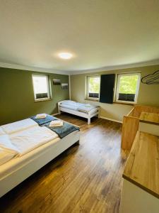 Postel nebo postele na pokoji v ubytování Große Wohnung am Bach