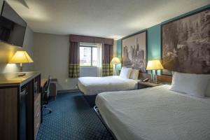 Postel nebo postele na pokoji v ubytování Super 8 by Wyndham Rockford I-90 Casino District
