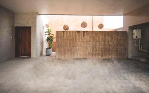 Casa Kukuti في تودوس سانتوس: غرفة بجدار خشبي وباب