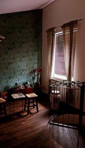 - un salon avec une table et une fenêtre dans l'établissement I TRE PORCELLINI, à Bagnoli Irpino