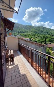 balcón con vistas a la montaña en I TRE PORCELLINI en Bagnoli Irpino