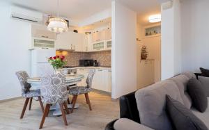 une cuisine et une salle à manger avec une table et des chaises dans l'établissement Villa Capitis in the center- Luxury apartment with swimming pool, à Hvar
