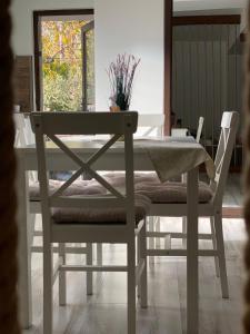 uma mesa de jantar com 2 cadeiras e uma mesa com uma toalha de mesa em Archi S lounge em Galaţi