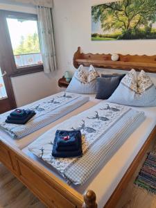 a couple of beds in a bedroom at Haus Alexander in Fresach