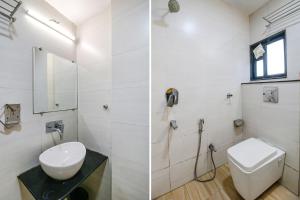 uma casa de banho com um WC e um lavatório em FabHotel Smriti Star em Bhopal