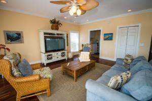 sala de estar con 2 sofás y TV en 102 6Th St S- Upstairs Home, en Bradenton Beach