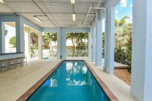 una piscina vacía en una casa con porche en 102 6Th St S- Upstairs Home, en Bradenton Beach