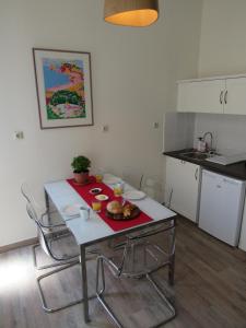 eine Küche mit einem Tisch mit einem Teller Essen drauf in der Unterkunft Kerameion in Athen