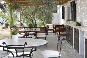 un patio con mesa, sillas, mesa y sillas en Cortijo Don Camilo de La HUMA en El Chorro