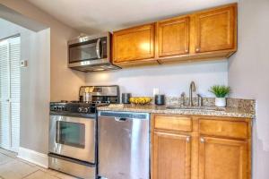 Kuchyň nebo kuchyňský kout v ubytování Budget Bed Room near Downtown Inner Harbor w Free Parking