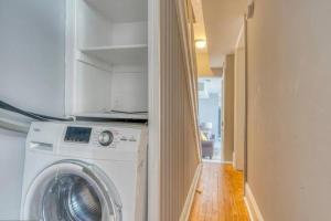 uma máquina de lavar e secar roupa num corredor de uma casa em Budget Bed Room near Downtown Inner Harbor w Free Parking em Baltimore