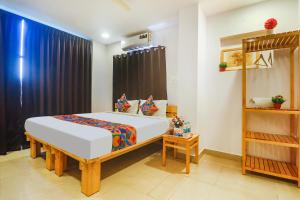 KondapurにあるFabHotel The Green Leafのベッドルーム1室(大型ベッド1台付)