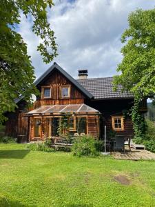 una gran casa de madera con césped delante en Haus Katrin, en Sankt Marein bei Knittelfeld