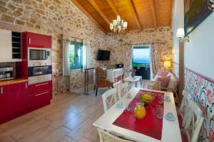 Kuchyň nebo kuchyňský kout v ubytování Red Rose Artistsvillas