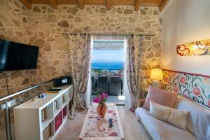 TV a/nebo společenská místnost v ubytování Red Rose Artistsvillas