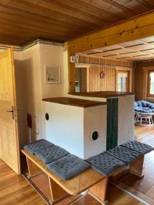 - un salon avec un banc dans une cabine dans l'établissement Haus Katrin, à Sankt Marein bei Knittelfeld