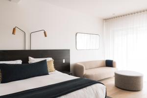 una camera con letto e sedia di Hotel Sorrento a Sorrento