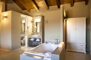 Ett badrum på Hotel Mas De Cebrian