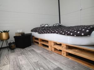 ein Schlafzimmer mit einem Bett auf einer hölzernen Plattform in der Unterkunft Beautiful tiny house in the Waldviertel in Vitis