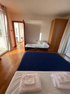 una camera da letto con un letto e due asciugamani di Villa delle Gazanie -Camera in villa -Vista panoramica sul Golfo a Quartu SantʼElena