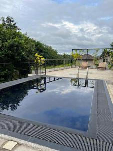 una piscina con reflejo del cielo en Edgar Mansion Kandy en Kandy