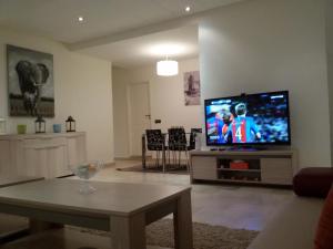 TV a/nebo společenská místnost v ubytování Stylish Property Perfect for Business & Leisure Trips