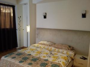 - une chambre dotée d'un lit avec un couvre-lit floral dans l'établissement Stylish Property Perfect for Business & Leisure Trips, à Casablanca