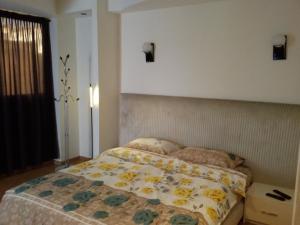 カサブランカにあるStylish Property Perfect for Business & Leisure Tripsのベッドルーム1室(花柄のベッドカバー付)