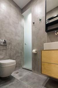 La salle de bains est pourvue de toilettes, d'une douche et d'un lavabo. dans l'établissement Emilie in Athens - Central design awarded flat Syntagma E3, à Athènes