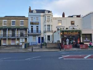 een straat met gebouwen in een stadsstraat bij The Cozy Landport Loft in Portsmouth
