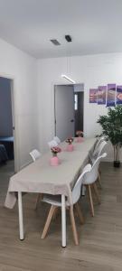 a white dining room with a table and chairs at Apartamento 4 habitaciones 2 baños Ciudad de las Ciencias VT-55209-V in Valencia