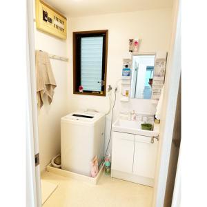 ein Badezimmer mit einer Waschmaschine und einem Waschbecken in der Unterkunft 花乃郷 本郷 in Tokio