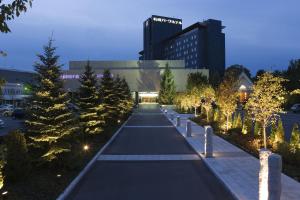 eine Straße mit Weihnachtsbäumen und Lichtern vor einem Gebäude in der Unterkunft Sapporo Park Hotel in Sapporo