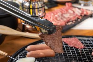 ein Steak auf einem schwarzen Teller mit einem Messer in der Unterkunft Glamchette Okayama -Glamping & Auto Camp- - Vacation STAY 44593v in Mimasaka