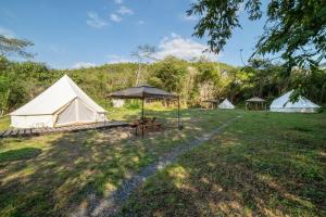 een groep tenten in een veld met een tafel bij Glamchette Okayama -Glamping & Auto Camp- - Vacation STAY 44593v in Mimasaka