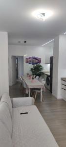 a living room with a table and chairs at Apartamento 4 habitaciones 2 baños Ciudad de las Ciencias VT-55209-V in Valencia