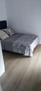 a bed in a bedroom with a wooden floor at Apartamento 4 habitaciones 2 baños Ciudad de las Ciencias VT-55209-V in Valencia