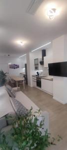 a living room with a couch and a kitchen at Apartamento 4 habitaciones 2 baños Ciudad de las Ciencias VT-55209-V in Valencia