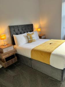 1 dormitorio con 1 cama grande y cabecero gris en Killorn Guest House en Oban