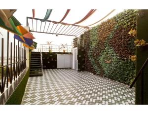 un pasillo con una pared verde y una escalera en Hotel RREAMSO International, Muzaffarpur, en Muzaffarpur