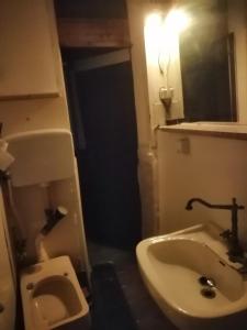 łazienka z toaletą i umywalką w obiekcie Appartamento con una camera matrimoniale, bagno in camera cucina e veranda esterni w mieście Rilievo