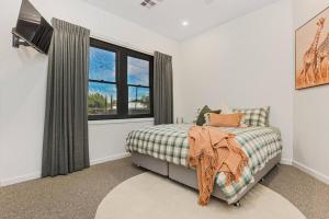 een slaapkamer met een bed en een raam bij Cosy Retreat on Forest (Non Smoking) - Sleeps 6 in Bendigo