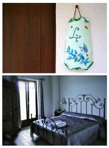 Borgo di Corte - alloggio agrituristico في Prestento: غرفة نوم مع سرير وكيس على الحائط