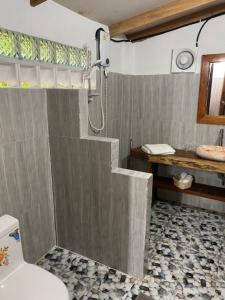 La salle de bains est pourvue d'une douche, de toilettes et d'un lavabo. dans l'établissement Kraoul Seh - Horse Riding Cambodia, à Kampot