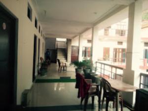 un pasillo con sillas y una mesa en un edificio en Hotel Srishty Choice, Rudraprayag, en Rudraprayāg
